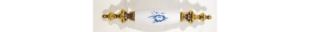 Tirador d/3 lancaster/blanco/flor azul. Ceramica / dorado. 3